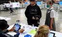 Los trabajadores electorales voluntarios ayudan a preparar, abrir y cerrar un colegio electoral.